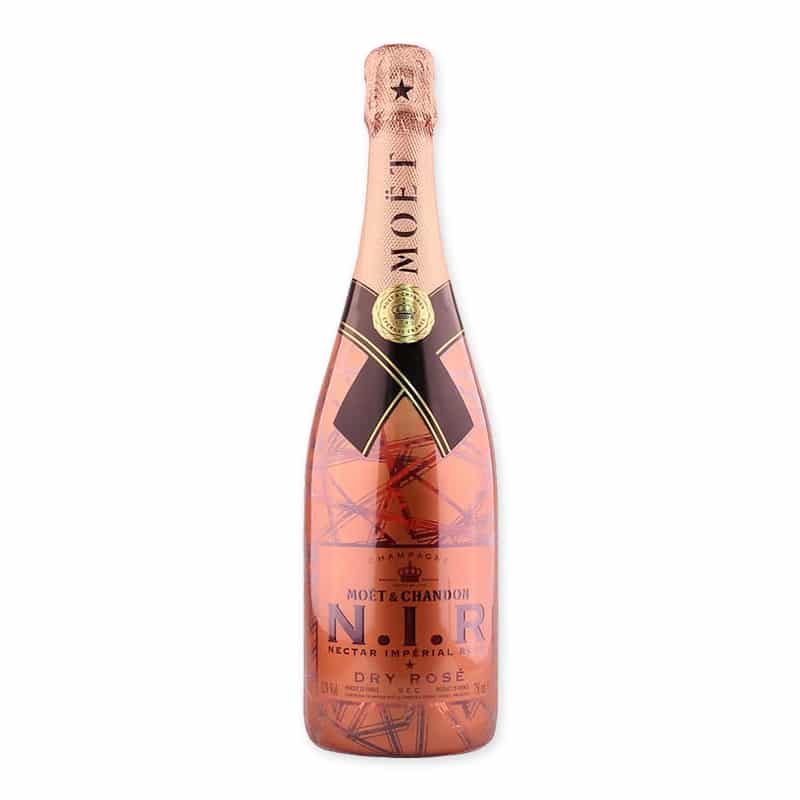 Ervaar de fruitige intensiteit en verfijnde zoetheid van Moët & Chandon Nectar Impérial Rosé Dry. Het ideale gezelschap voor elegante diners en feestelijke momenten