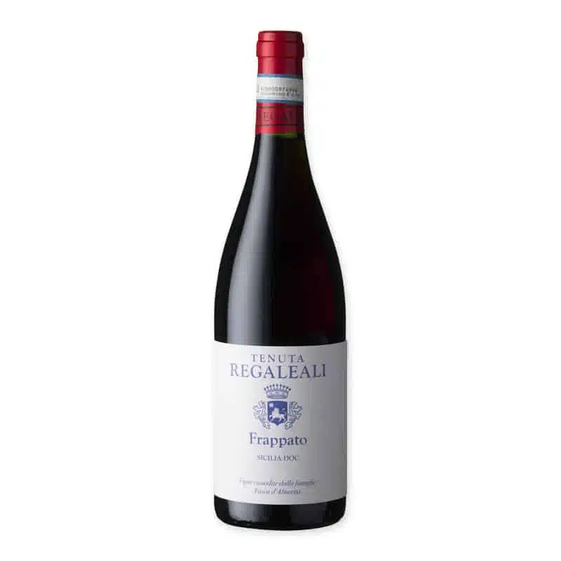Proef de essentie van Sicilië met Tenuta Regaleali Frappato Sicilia DOC 2023. Deze rode wijn biedt een lichte
